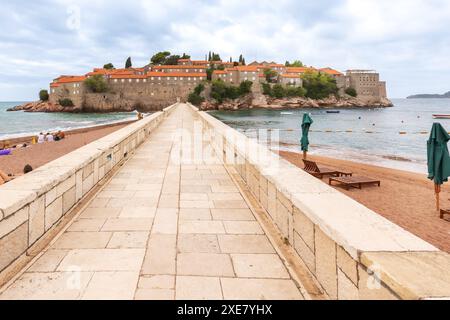 Insel Sveti Stefan in Montenegro und Blick auf den Strand Stockfoto