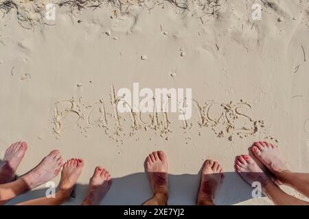 Freundschaft in Sand: Urlauber schreiben „Bahamas“ an Great Stirrup Cay's Shore und machen wertvolle Erinnerungen im Carib Stockfoto