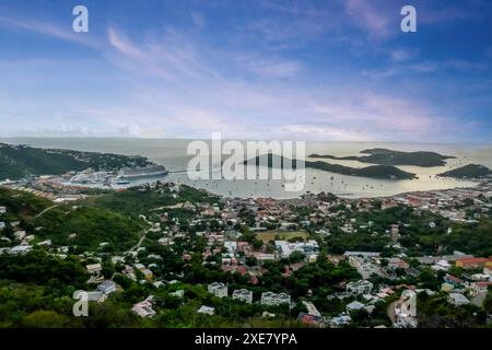 Seaside Serenity: Charlotte Amalies geschäftiger Hafen begrüßt kleine Boote und Urlauber in St. Thomas, U.S. Virgin Islands Parad Stockfoto