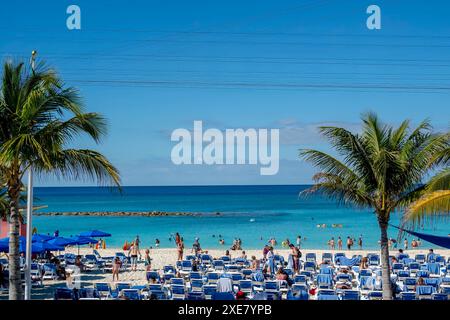 Karibisches Sonnentreat: Urlauber schwelgen in Ruhe, Sonnenbaden an Great Stirrup Cay's Tropical Shores Stockfoto