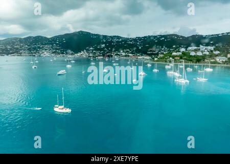 Seaside Serenity: Charlotte Amalies geschäftiger Hafen begrüßt kleine Boote und Urlauber in St. Thomas, U.S. Virgin Islands Parad Stockfoto