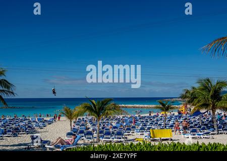 Karibisches Sonnentreat: Urlauber schwelgen in Ruhe, Sonnenbaden an Great Stirrup Cay's Tropical Shores Stockfoto