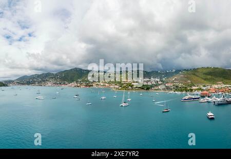 Seaside Serenity: Charlotte Amalies geschäftiger Hafen begrüßt kleine Boote und Urlauber in St. Thomas, U.S. Virgin Islands Parad Stockfoto