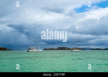 Karibische Ruhe: Urlauber schwelgen im herrlichen Wasser der Saint John Bay auf dem U.S. Virgin Islands Retreat Stockfoto