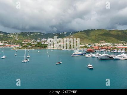 Seaside Serenity: Charlotte Amalies geschäftiger Hafen begrüßt kleine Boote und Urlauber in St. Thomas, U.S. Virgin Islands Parad Stockfoto