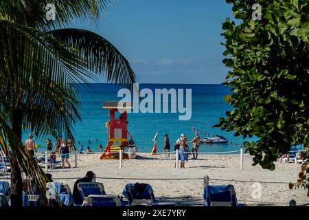 Karibisches Sonnentreat: Urlauber schwelgen in Ruhe, Sonnenbaden an Great Stirrup Cay's Tropical Shores Stockfoto