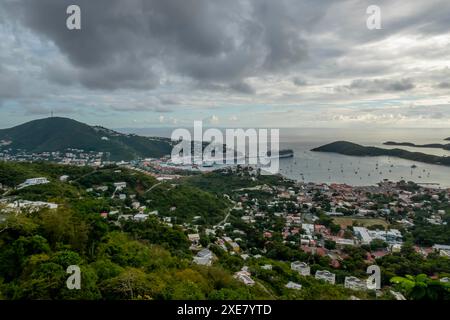 Seaside Serenity: Charlotte Amalies geschäftiger Hafen begrüßt kleine Boote und Urlauber in St. Thomas, U.S. Virgin Islands Parad Stockfoto