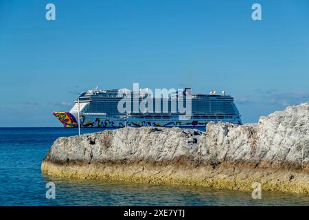 Caribbean Dreams enthüllt: Norwegian Encore setzt Segel nach Great Stirrup Cay, Bahamas, und bietet Urlaubern die exklusive Insel Stockfoto