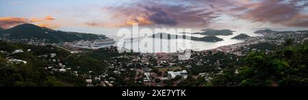 Seaside Serenity: Charlotte Amalies geschäftiger Hafen begrüßt kleine Boote und Urlauber in St. Thomas, U.S. Virgin Islands Parad Stockfoto