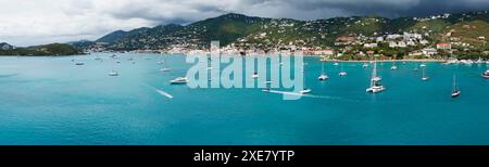 Seaside Serenity: Charlotte Amalies geschäftiger Hafen begrüßt kleine Boote und Urlauber in St. Thomas, U.S. Virgin Islands Parad Stockfoto