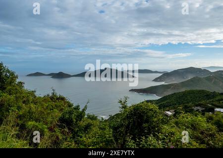 Paradies enthüllt: Erkunden Sie die ruhigen Landschaften und pulsierenden Häuser von Tortola auf den Britischen Jungferninseln Stockfoto