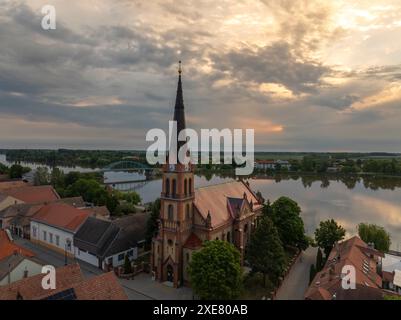 Aus der Vogelperspektive über die Stadt Rackeve und die Stadt Brdige beinhalteten die Kirchen, die kleine Donau und eine Insel. Stockfoto