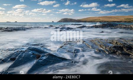 Vorsprünge bei Flut, Booby’s Bay, Cornwall, England. Herbst (September) 2018. Stockfoto