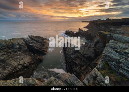 Dramatische Klippen an der Anglesey Coast, Nordwales, Großbritannien. Herbst (September) 2018. Stockfoto