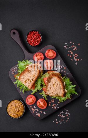 Köstliches Caprese-Sandwich mit gegrilltem Toast, Mozzarella, Salat und Tomaten Stockfoto