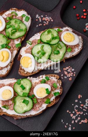 Köstliche Sandwiches, bestehend aus gegrilltem Toast, Thunfisch aus der Dose und Frischkäse Stockfoto