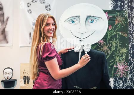 London, Großbritannien. Juni 2024. Sophie Rogerson von der Bath Spa University mit ihren Entwürfen. Absolventen zeigen ihre Kreationen auf der New Designers Design Graduate Show im Business Design Centre. Die Veranstaltung findet über zwei Wochen statt und hebt neue Talente in den Bereichen Mode, Textilien, Möbel, Produktdesign, Illustration, und vieles mehr. Quelle: Imageplotter/Alamy Live News Stockfoto