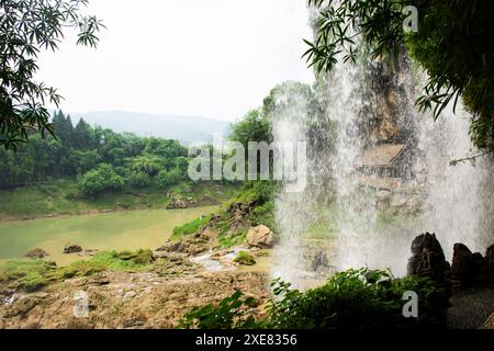 Sehen Sie Landschaft Bergwald Dschungel und Wasserfälle in der antiken Furong Zhen und Tujia alten Stadt für chinesen ausländische Reisende VI Stockfoto