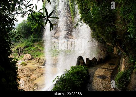 Sehen Sie Landschaft Bergwald Dschungel und Wasserfälle in der antiken Furong Zhen und Tujia alten Stadt für chinesen ausländische Reisende VI Stockfoto