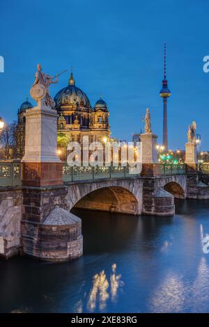 Der Berliner Dom mit dem berühmten Fernsehturm in der Dämmerung Stockfoto