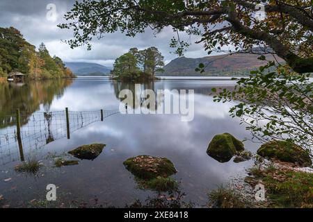 Am frühen Morgen am Ufer von Derwent Water im Lake District National Park, Cumbria, England. Herbst (Oktober 2018). Stockfoto