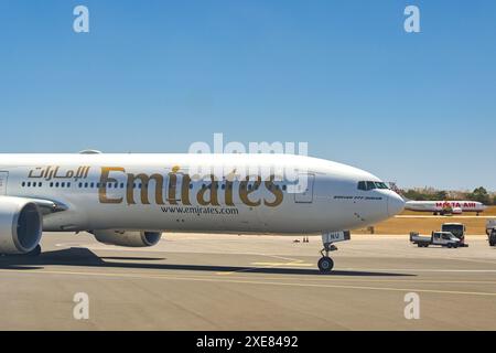 Luqa, Malta - 7. August 2023: Boeing 777 300 er Jet (Registrierung A6-ENU) kommt am Flughafen Luqa an Stockfoto