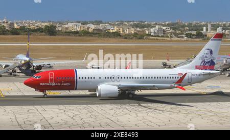 Luqa, Malta - 7. August 2023: Boeing 737 Jet (Registrierung SE-RTG), betrieben von Norwegian Air Taxiing am Flughafen Luqa Stockfoto