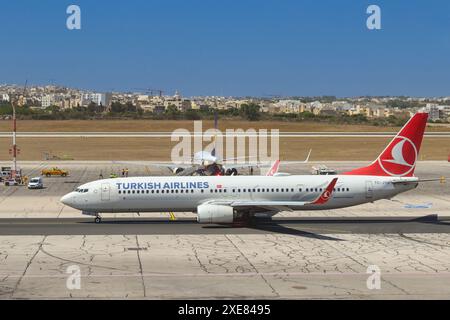 Luqa, Malta - 7. August 2023: Boeing 737 Jet (Registrierung TC-JYH), der von Turkish Airlines auf dem Flughafen Luqa International Airport betrieben wird Stockfoto