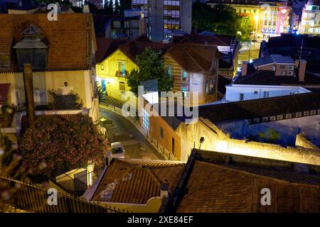 Lissabon, PORTUGAL - 25. Juni 2016: Der Blick auf die Wohngebiete in Lissabon bei Nachtbeleuchtung. Stockfoto
