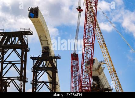 Miami, Florida, USA - Mai 2024: Stahlbetonbögen werden gebaut, um die neue Signature Bridge im Stadtzentrum von Miami zu unterstützen Stockfoto