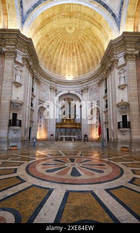 Lissabon, PORTUGAL - 25. Juni 2016: Innenraum des nationalen Pantheon (Santa Engracia Kirche). Ansicht des Geschosses mit mehrfarbigen Mustern von Parketten verziert Stockfoto