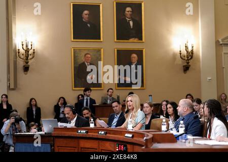 Washington, Usa. Juni 2024. Paris Hilton, Advocate und CEO von Living-Experience, sagt vor einem House Committee on Ways and Means während einer Anhörung zum Thema Stärkung der Kinderfürsorge und Schutz der amerikanischen Kinder auf dem Capitol Hill in Washington am 26. Juni 2024 aus. Foto: Yuri Gripas/ABACAPRESS. COM Credit: Abaca Press/Alamy Live News Stockfoto