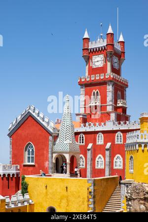 Die alte Kapelle und der Uhrenturm des Pena Palace. Sintra. Portugal Stockfoto