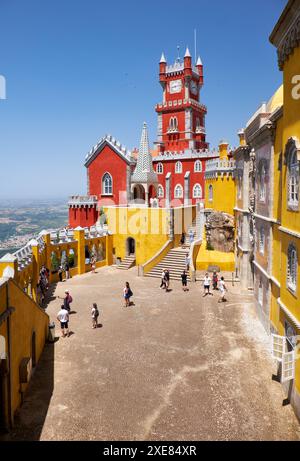 Die Bogenterrasse, die Kapelle und der Uhrturm des Pena Palace. Sintra. Portugal Stockfoto