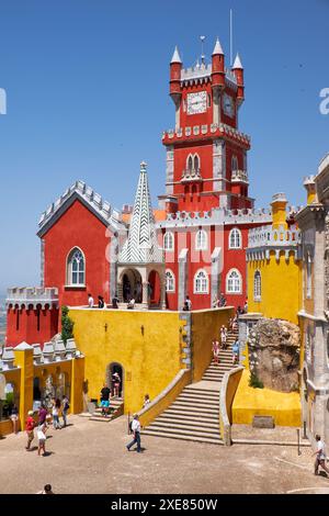 Die Bogenterrasse, die Kapelle und der Uhrturm des Pena Palace. Sintra. Portugal Stockfoto