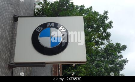 Hongkong, China. Juni 2024. Ein BMW Logo wird in einer BMW Niederlassung in Hongkong ausgestellt. (Foto: Serene Lee/SOPA Images/SIPA USA) Credit: SIPA USA/Alamy Live News Stockfoto