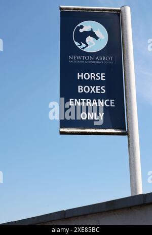 Newton Abbot, Devon, Großbritannien. Juni 2024. Szene auf der Newton Abbot Rennbahn nach dem schicksalhaften Treffen gestern, wo 4 Pferde starben. Hinweis: Nidpor/Alamy Live News Stockfoto