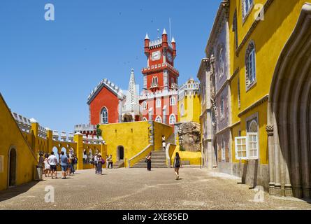 Die Bogenterrasse, die Kapelle und der Uhrturm des Pena Palace. Sintra. Portugal Stockfoto