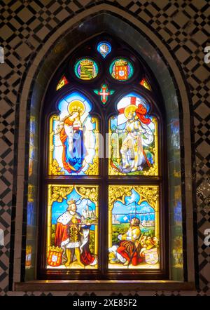 Das Buntglasfenster zeigt die historischen Szenen im Palast von Pena. Sintra. Portugal Stockfoto