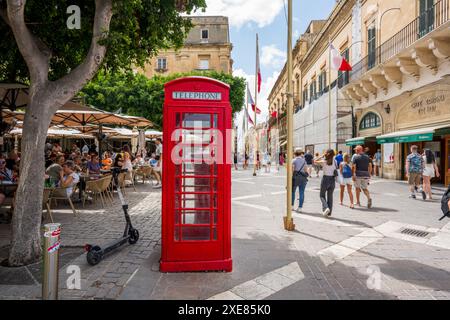 Valleta, Malta 7. September 2023 rote malta Telefonbox auf einem öffentlichen Platz in Valleta Stockfoto