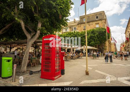 Valleta, Malta 7. September 2023 Red malta Telefon- und Postfach auf einem öffentlichen Platz in Valleta Stockfoto