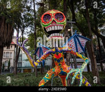 Alebrije, mexikanische Volkskunst-Skulptur in Mexiko-Stadt, Mexiko. Stockfoto