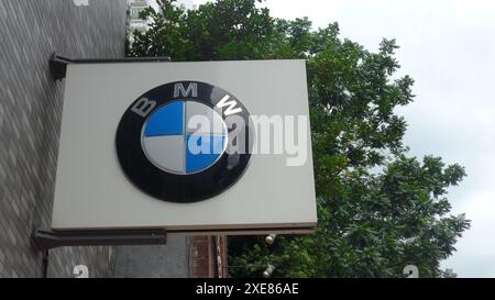 Hongkong, China. Juni 2024. Ein BMW Logo wird in einer BMW Niederlassung in Hongkong ausgestellt. (Credit Image: © Serene Lee/SOPA Images via ZUMA Press Wire) NUR REDAKTIONELLE VERWENDUNG! Nicht für kommerzielle ZWECKE! Stockfoto