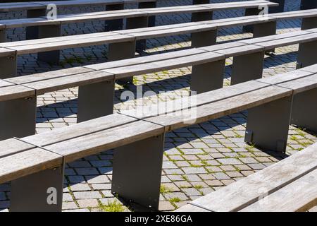 Lange Holzbänke des Sommertheaters diagonal angeordnet. Blick von oben. Stockfoto