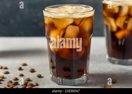 Kalter, eisiger Americano-Kaffee in einem Glas mit Eis Stockfoto