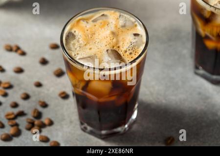 Kalter, eisiger Americano-Kaffee in einem Glas mit Eis Stockfoto