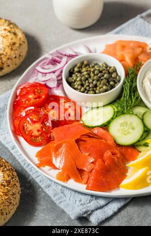 Lachs LOX Bagel Platte mit Cream Cheese Capers und Zitrone Stockfoto