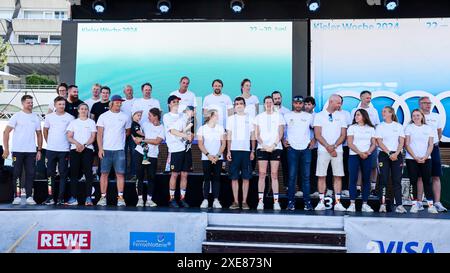 Kiel, Deutschland. Juni 2024. Das deutsche Segelteam für die Olympischen Sommerspiele in Paris steht auf der Bühne. Die Athleten und Trainer erhielten gestern in der Kieler Woche einen Abschied für die Veranstaltung in Frankreich. Frank Molter/dpa/Alamy Live News Stockfoto