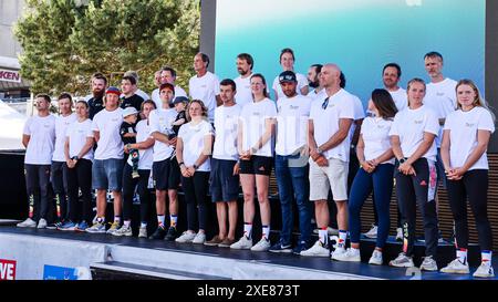 Kiel, Deutschland. Juni 2024. Das deutsche Segelteam für die Olympischen Sommerspiele in Paris steht auf der Bühne. Die Athleten und Trainer erhielten gestern in der Kieler Woche einen Abschied für die Veranstaltung in Frankreich. Frank Molter/dpa/Alamy Live News Stockfoto