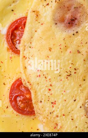 Köstliches frisches Omelett mit Kirschtomaten Stockfoto